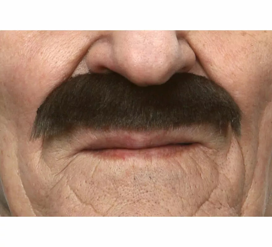 Translation missing: es.Bigote castaño Militar