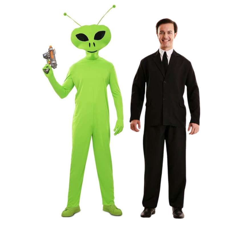 Pareja hombre de negro y alien