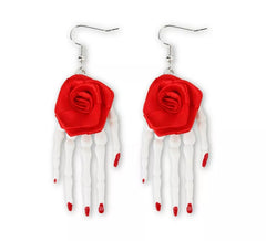 Pendientes de Rosas con manos de esqueleto
